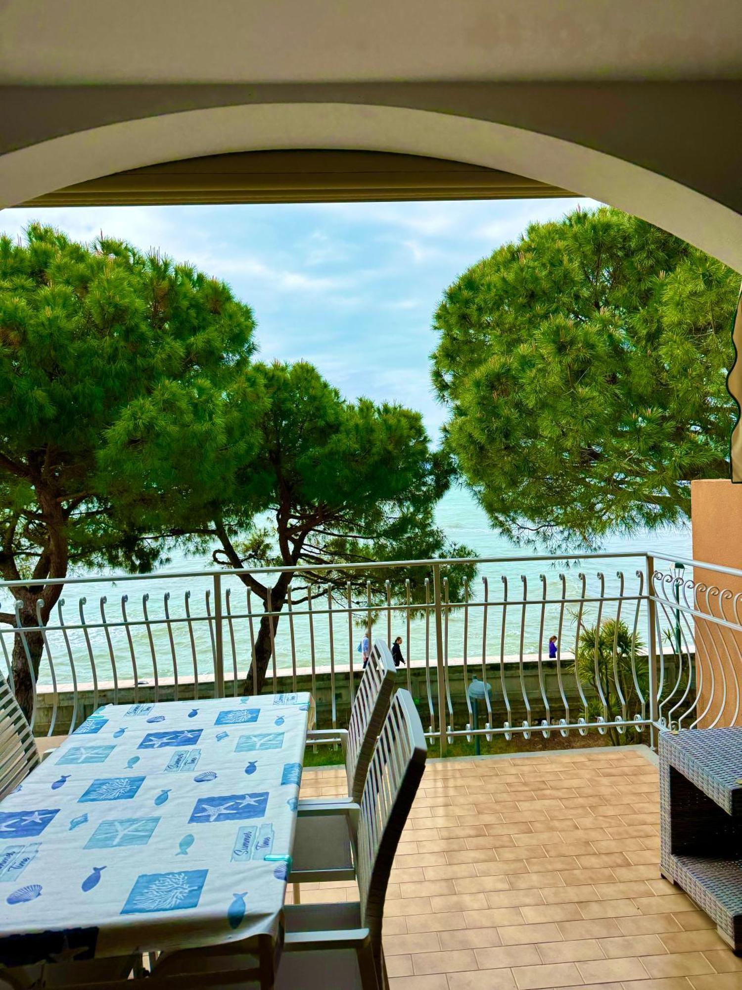 Apartment Mit Meerblick Am Strand Costa Azzura Градо Екстер'єр фото